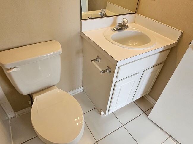 Building Photo - Brandon townhome with 2 bedrooms, 2 baths ...