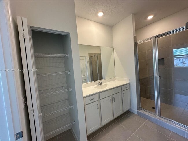 Building Photo - 402 SE Crossoak Ln