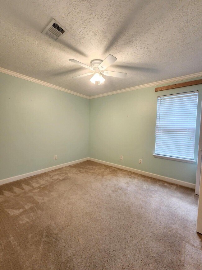 Building Photo - 241 Bainbridge Dr