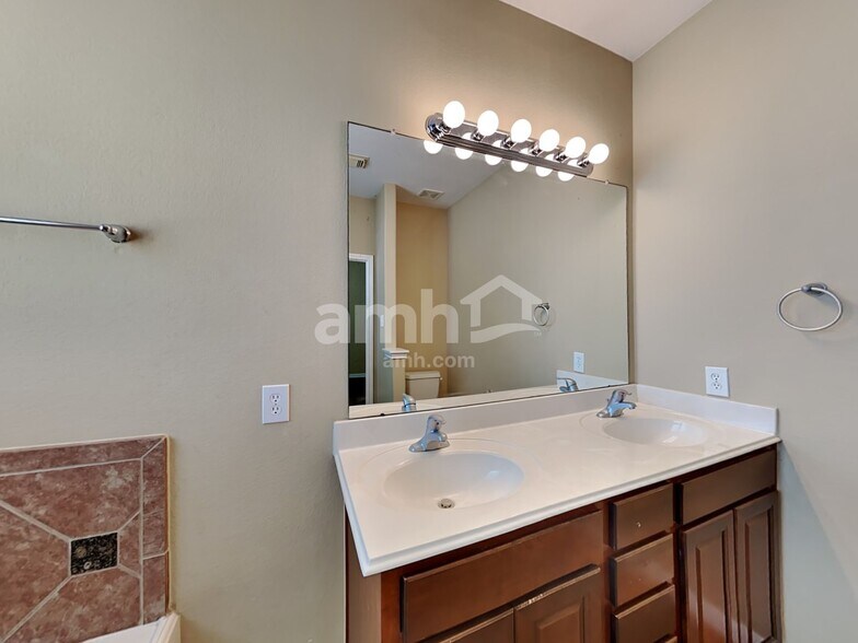 Building Photo - 26314 Longview Creek Dr