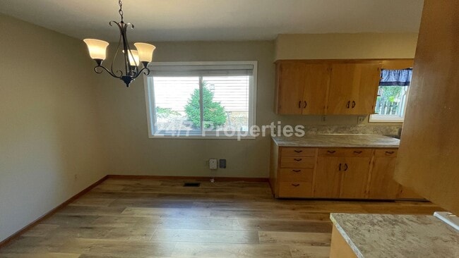 Building Photo - Spacious 4BD I 2BA Home w/ Separate Living...