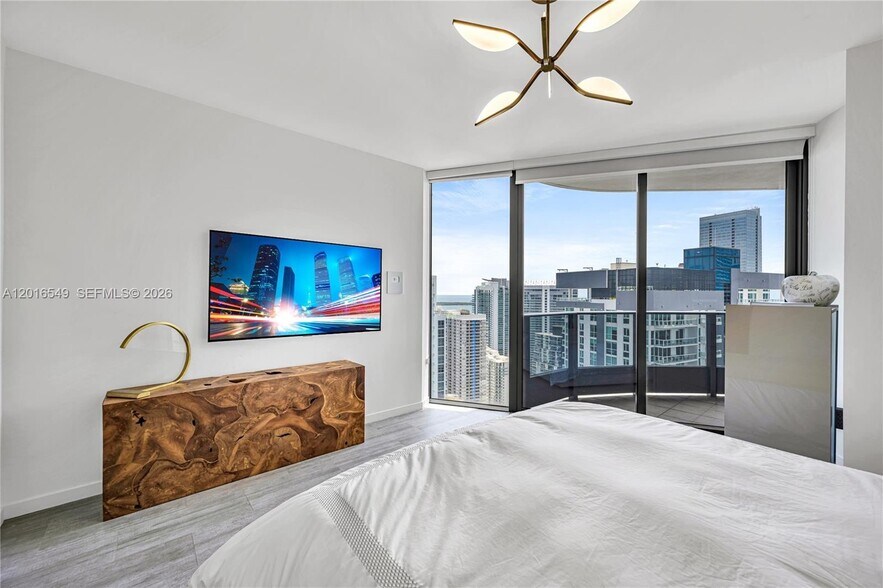Building Photo - 1000 Brickell Plz