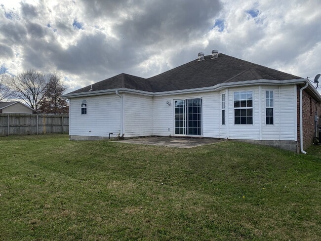 Building Photo - 911 SW Cheyenne Dr