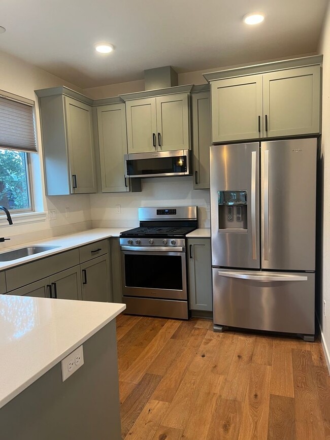 Building Photo - Contemporary 3/2.5 Talent home in Central Location | Available Now