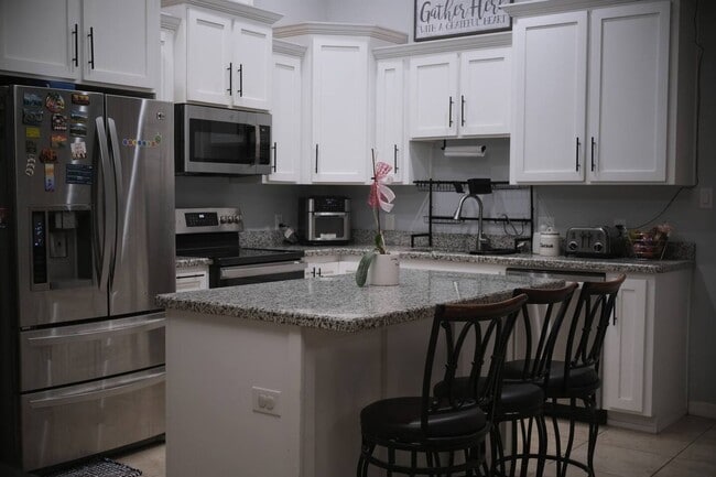 Primary Photo - Comfortable 4BR/2BA Home with Yard & Parki...