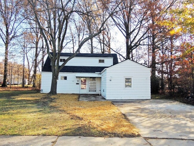 Building Photo - 4 Bed - 2 Full Bath Bungalow for Rent in Willowick!
