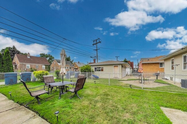 Building Photo - 521 157th St