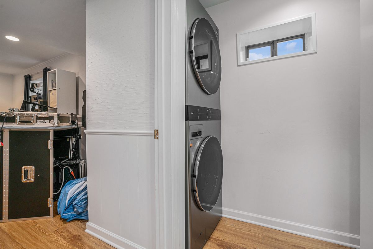 Building Photo - 3813 Paces Ferry W