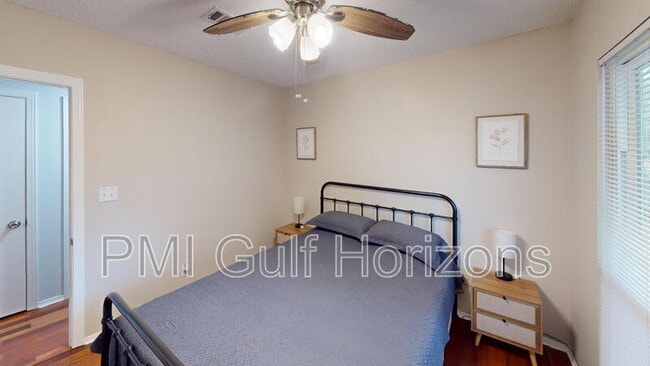 Building Photo - 3900 Baywoods Dr