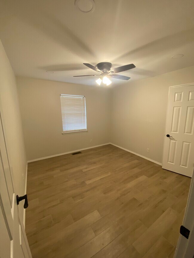 Building Photo - 471 W 67th St