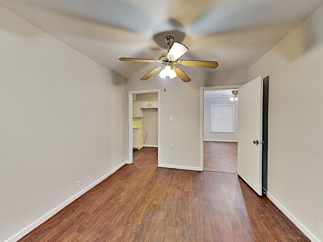 Building Photo - No Application Fees* $500 off 1st Month Rent*