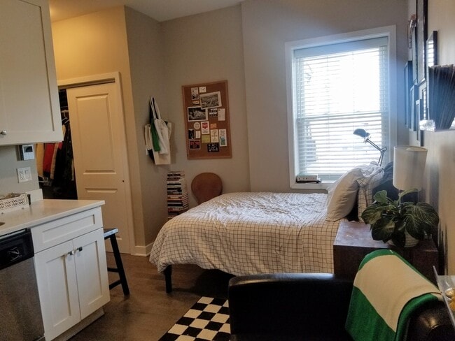 Building Photo - 1409 W Diversey Pkwy