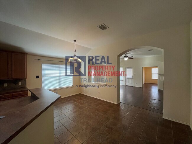 Building Photo - Spacious Single Story Home in a Great Loca...