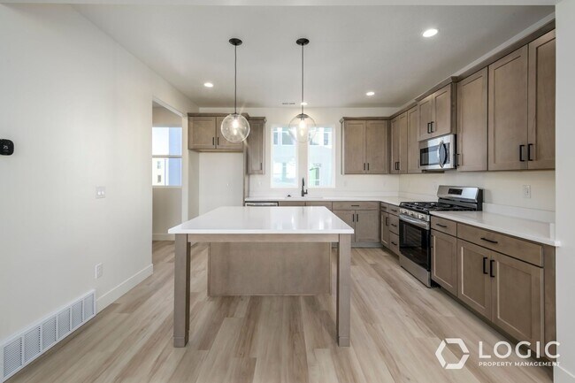 Building Photo - 1452 W Cook Ln