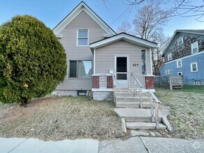 Building Photo - Three Bedroom Home in Southeast Grand Rapids