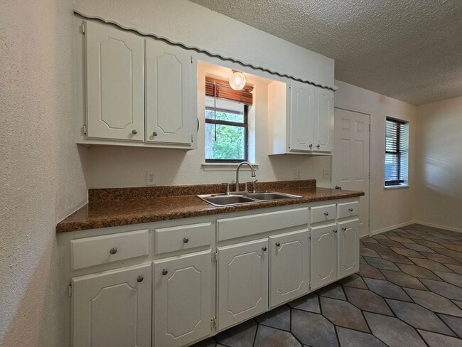 Building Photo - 3 bedroom home in Tecumseh!