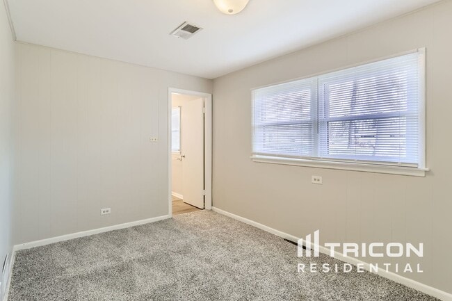 Building Photo - 7221 Red Oak Dr