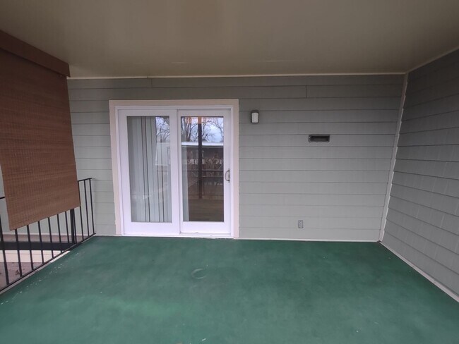 Building Photo - Pristine move-in ready condo located in Di...