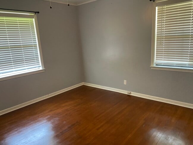 Building Photo - Clean Three Bedroom/One Bath