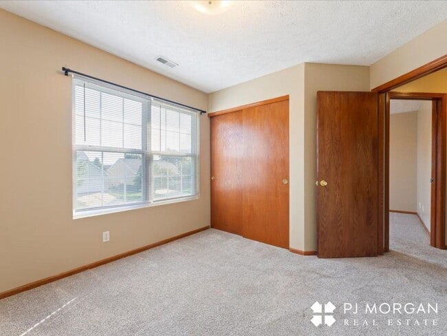 Building Photo - 4 bedroom, 3 bathroom - Available 9/15- Co...