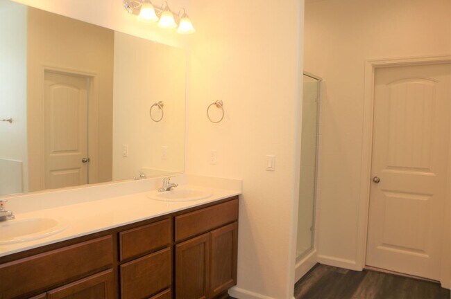 Building Photo - 717 Suzanne Dr