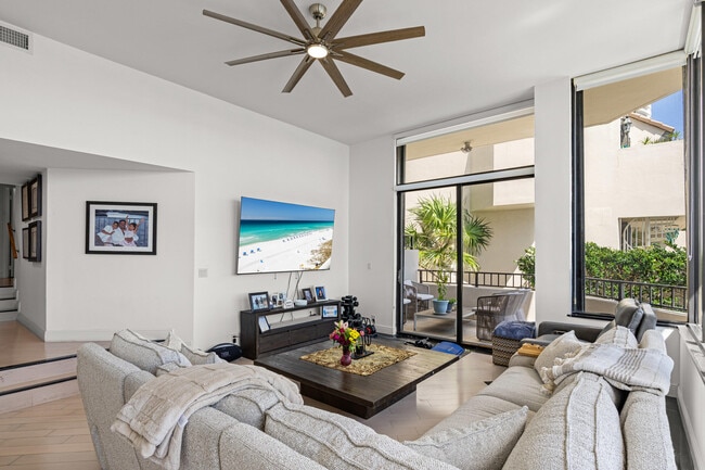 Building Photo - 520 Brickell Key Dr