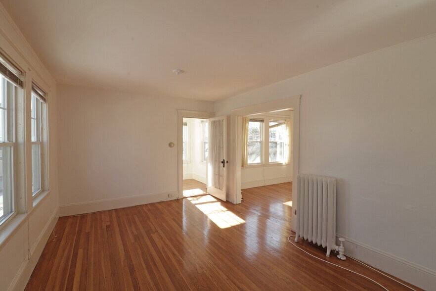 Building Photo - 54 Maplewood St