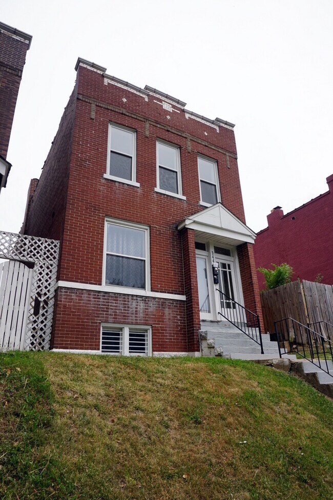 Building Photo - Gorgeous 1 bed/1 bath w/ bonus room! Hardwood floors! Quartz counter tops! Stainless appliances!