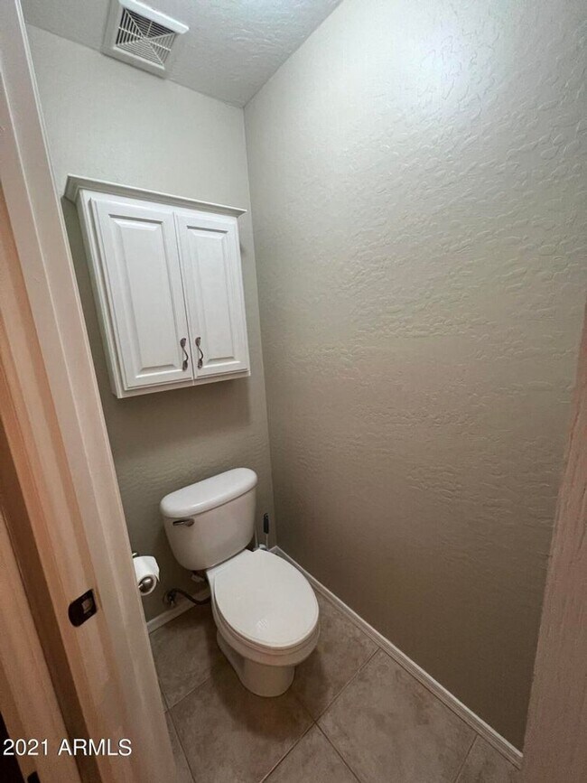 Building Photo - Beautiful 4 bedroom/ 2bath all on one story.
