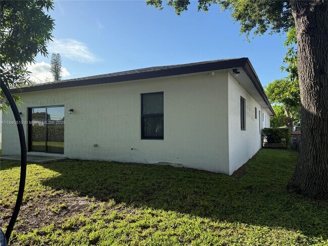 Building Photo - 5140 SW 24th St