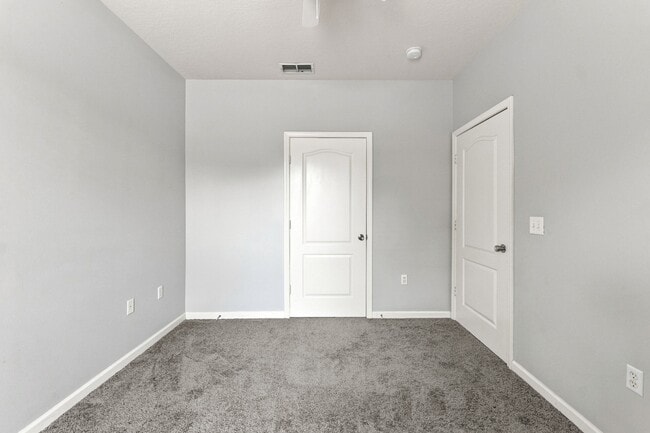 Building Photo - Absolutely Stunning 3 BR/2 BA/2 Car Garage Condo in gorgeous Gated New Tampa resort style community.