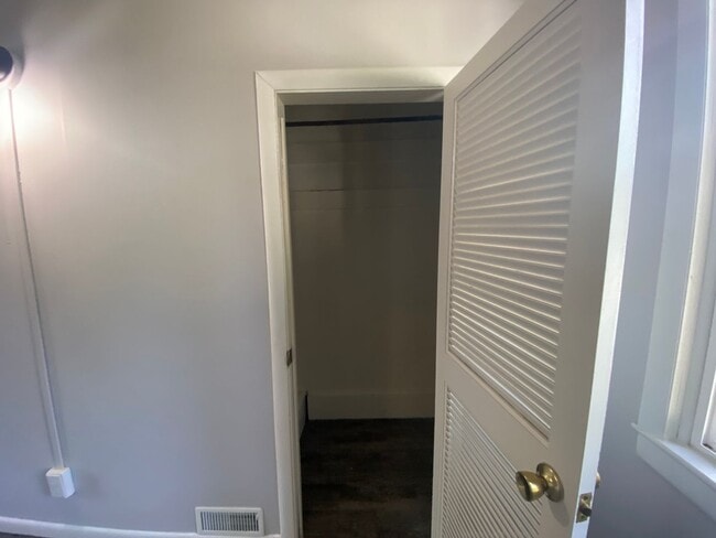 Building Photo - 1 Bed / 1 Bath Upstairs Unit with Private Balcony – Riverside Gardens