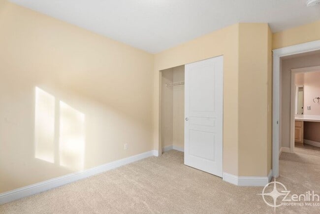 Building Photo - 2903 NE 184th Ave