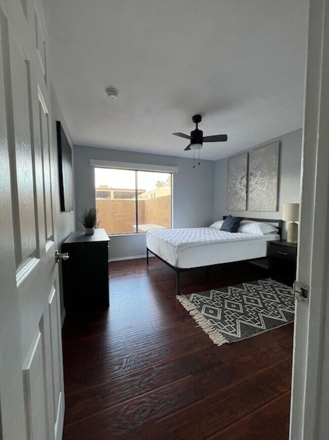 Building Photo - Scottsdale Condo