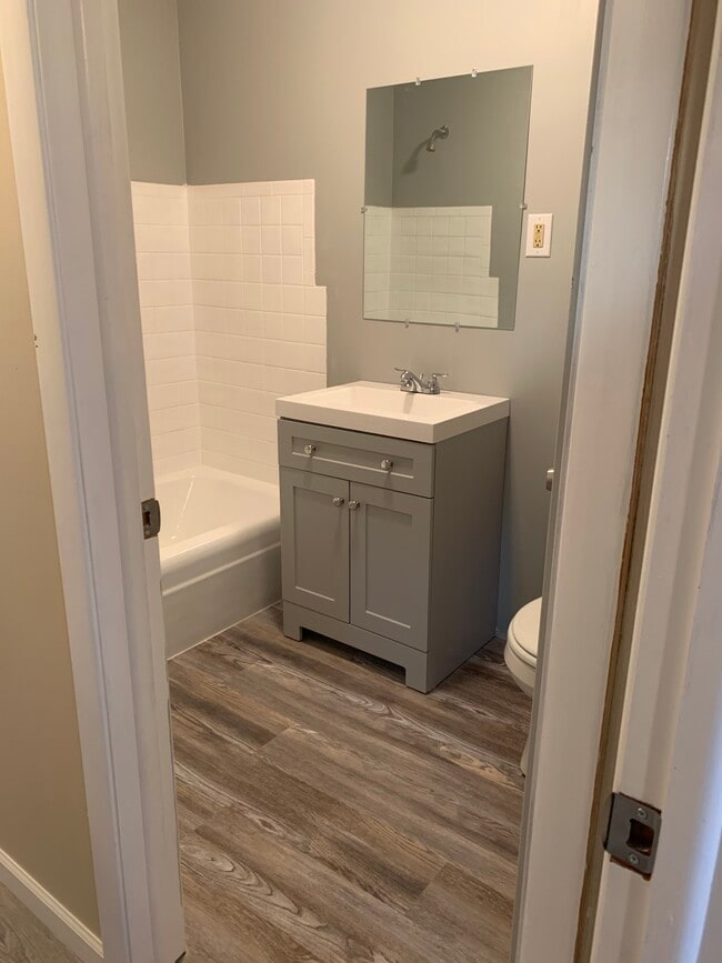 Bathroom - 944 Beiner Pl NE