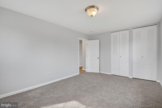 Building Photo - 10423 Montrose Ave