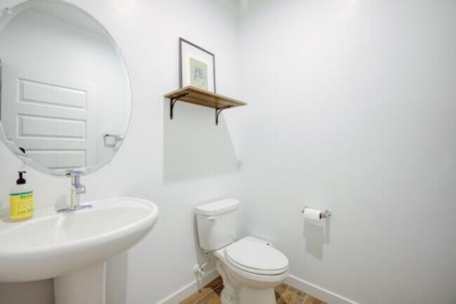Building Photo - 4 Bedroom 2.5 Bathroom