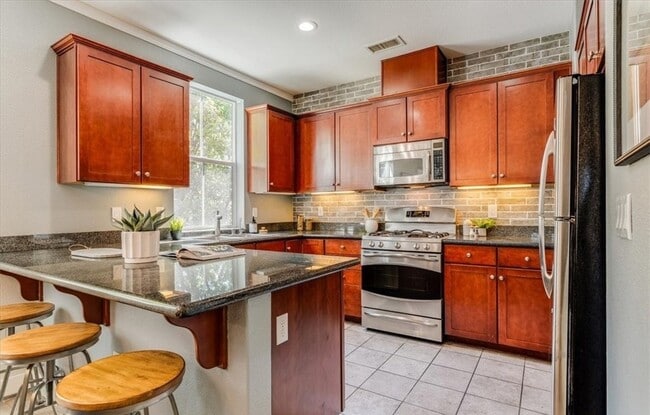 Building Photo - APARTMENT