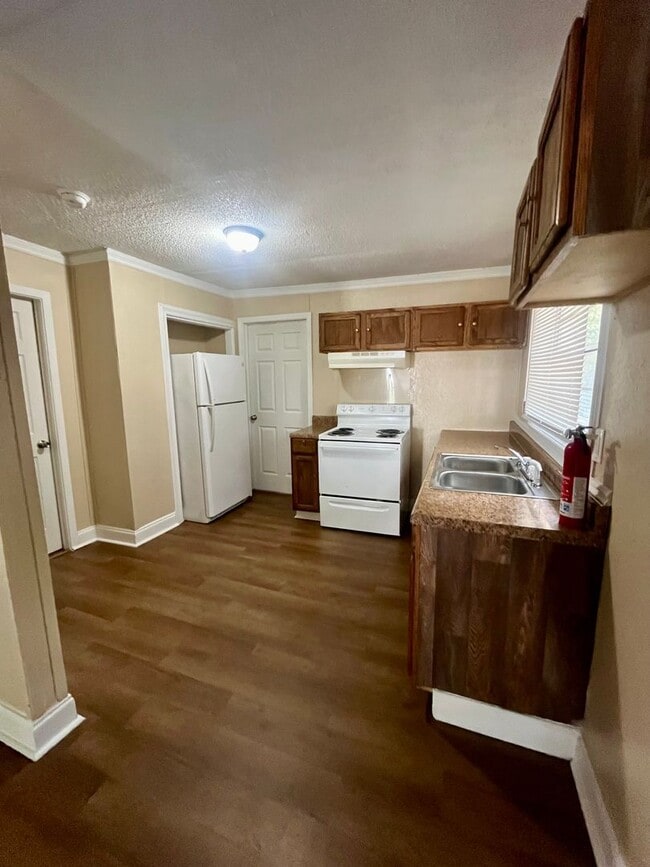 Building Photo - 3 Bed/1 Bath Home