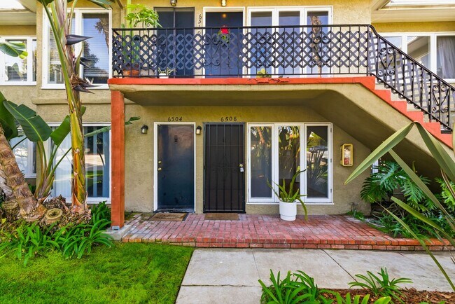 Building Photo - 2BR Coastal La Jolla Apartment | Steps to Windansea Beach