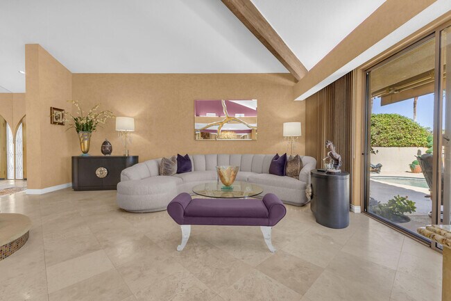 Building Photo - 216 W Kavenish Dr