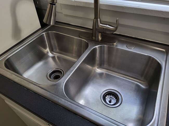 Building Photo - 925 S Cox St