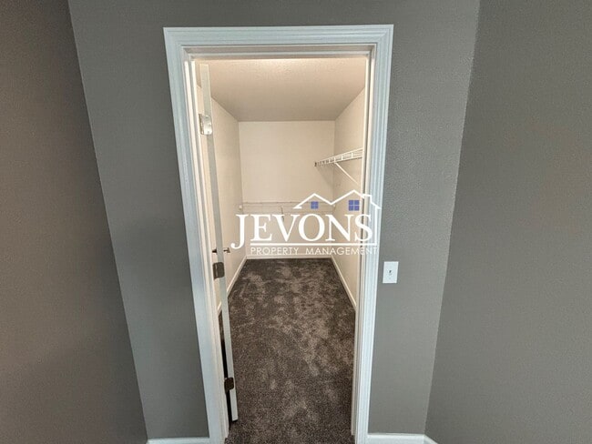 Building Photo - $500 Rent Credit - Charming 4-bedroom home with laundry and full kitchen, located near WA-17 and ...