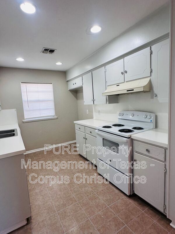 Building Photo - 702 Alhambra Dr