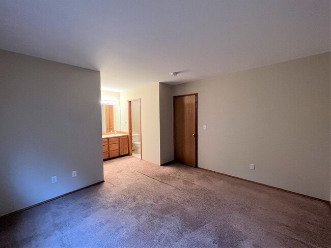 Building Photo - Single Story 2 Bdrm Duplex - Avail Now!