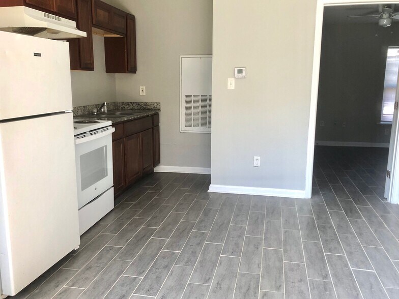 Building Photo - 312 N Chestnut St