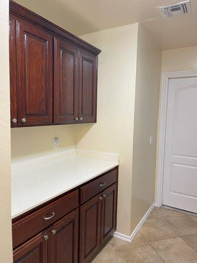 Building Photo - 3 bed plus office with storm shelter in Moore Schools!