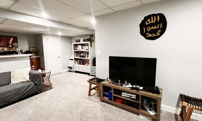 Building Photo - 1065 Hiawatha Dr