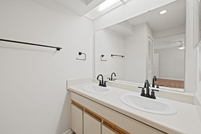 Building Photo - 210 S Habana Ave