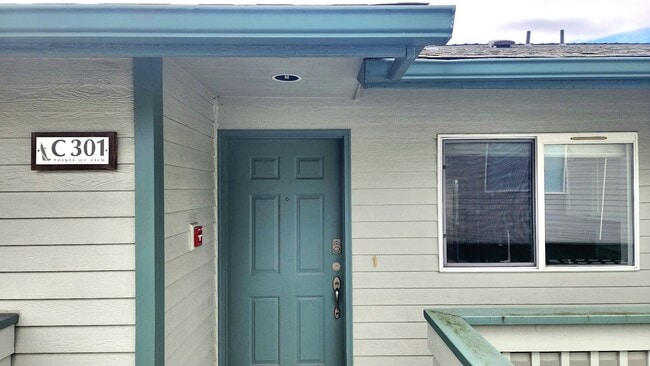Primary Photo - Lovely Oak Harbor Living and Pet Friendly!!